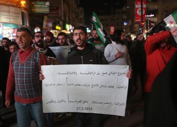 متظاهرون في مدينة إدلب يطالبون “الجولاني” بالتنحي وإنهاء تسلط “هيئة تحرير الشام”