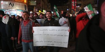 متظاهرون في مدينة إدلب يطالبون “الجولاني” بالتنحي وإنهاء تسلط “هيئة تحرير الشام”