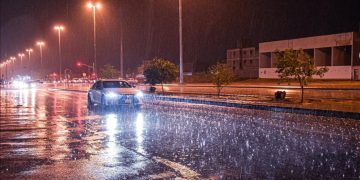 السعودية تحذر من طقس سيء وتعلق المدارس