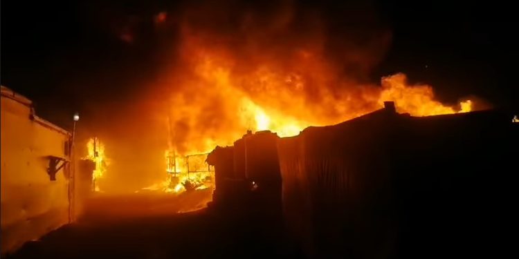 حريق يلتهم مخيماً للاجئين السوريين في لبنان