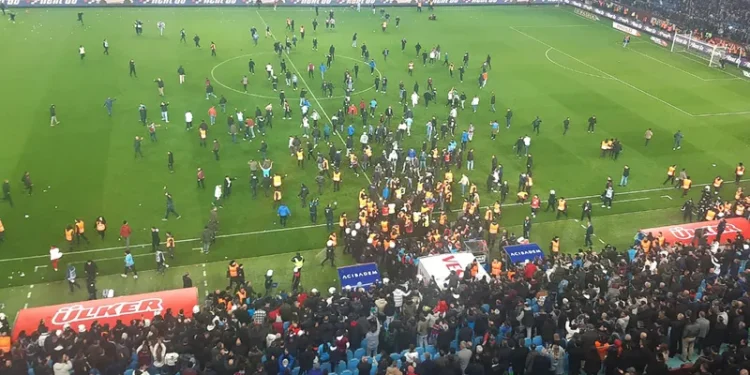 مباراة كرة قدم تتحول إلى ‘‘حلبة مصارعة’’ في الدوري التركي والفيفا تعلق