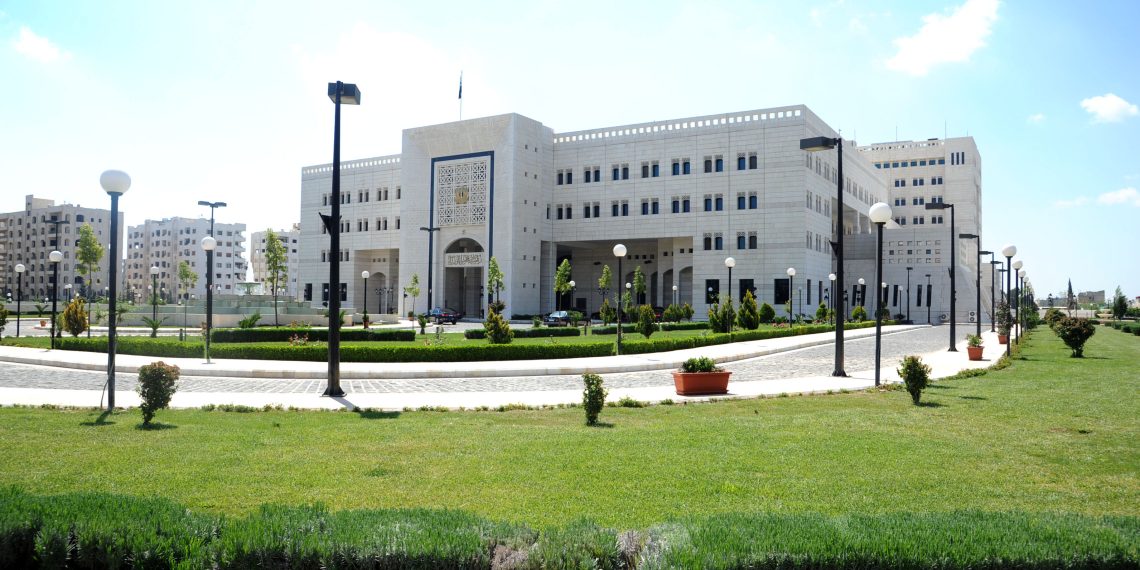 الرئيس السوري يبحث الأزمة الاقتصادية مع الحكومة