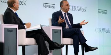 رئيس أرامكو السعودية يدعو لوضع مسار لتحول الطاقة