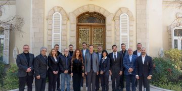 الأسد في صورة تذكارية مع مجموعة من الفنانين السوريين (انستغرام الفنان فادي صبيح)