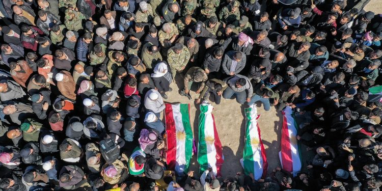 صورة جوية لمراسيم تشييع بعض الضحايا الكُرد الذين قتلوا على يد مقاتليين سوريين مدعوميين من تركيا في الليلة السابقة لاحتفالات نوروز في منطقة جندريس شمال حلب مارس ٢٠٢٣ (ا ف ب)