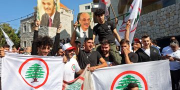 أنصار زعيم حزب القوات اللبنانية سمير جعجع يتجمعون أمام منزله في بلدة معراب شمال يبروت لإظهار الدعم أكتوبر 2021 (ا ف ب)