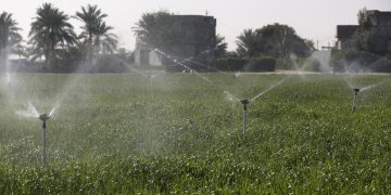 طرق الري الحديثة تنعش أراضي المزارعين في العراق وسط الجفاف