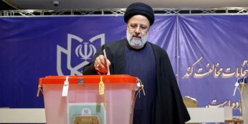 الرئيس الإيراني إبراهيم رئيسي يُدلي بصوته في طهران (رويترز)