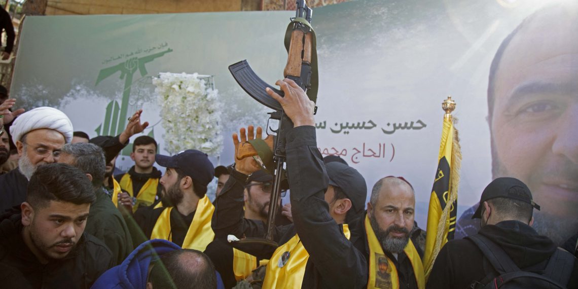 حزب الله” اللبناني يفقد 290 مقاتلاً.. والحرب الشاملة مع إسرائيل “واردة”