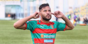 اللاعب الجزائري الشهير يوسف بلايلي ينتقل للغناء وسط انتقادات حادة