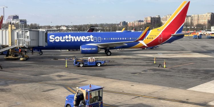 طائرة بوينغ 737 تابعة لشركة طيران ساوث ويست عند بوابة مطار ريغان الوطني بواشنطن (DCA) 31 مارس 2024 (ا ف ب)