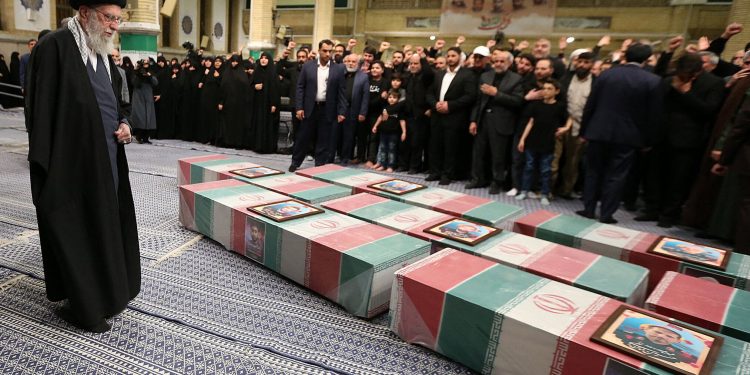المرشد الأعلى للجمهورية الإسلامية الإيرانية علي خامنئي يحضر جنازة الذين سقطوا في الهجوم على القنصلية الإيرانية في دمشق في 4 نيسان/أبريل 2024 (ا ف ب)
