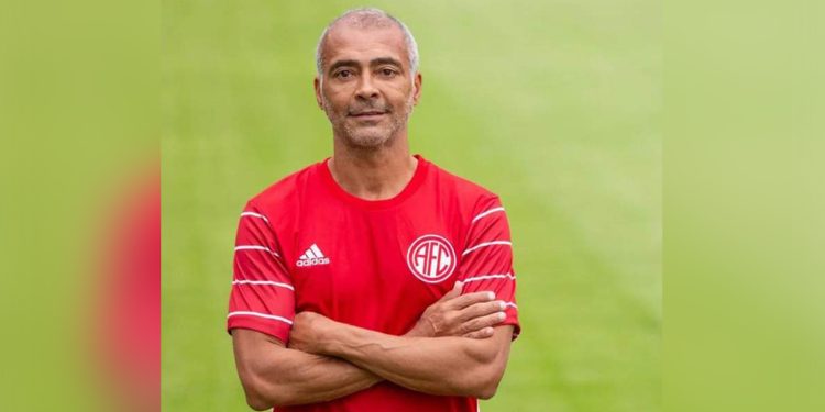 روماريو يعود إلى الملاعب