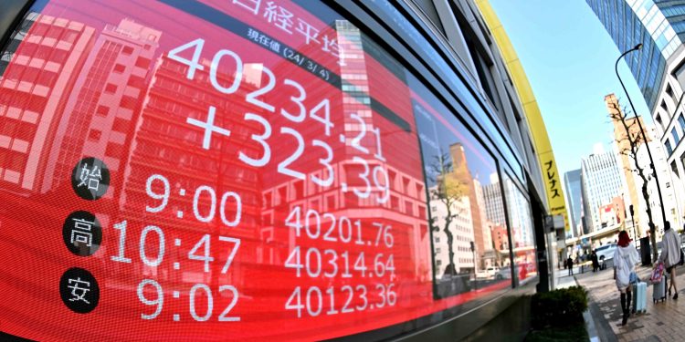 تفاؤل خفض أسعار الفائدة ينعكس على أسهم مصر والخليج
