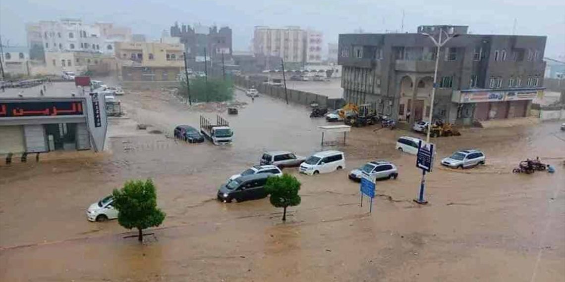 بعد عُمان والإمارات.. ضحايا وأضراراً مادية في اليمن بفعل السيول 