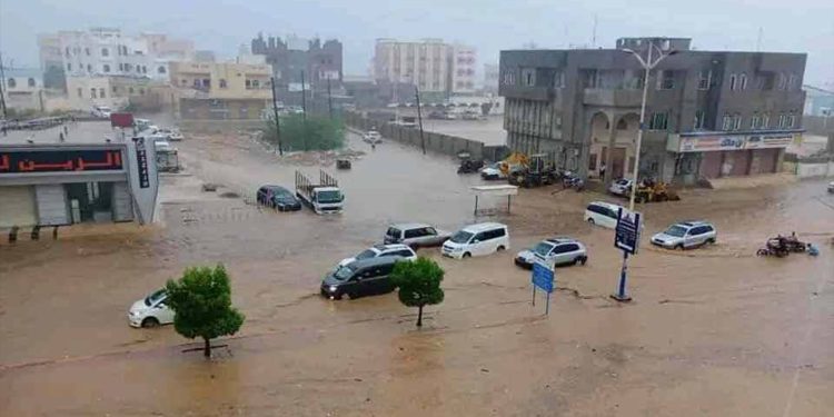 بعد عُمان والإمارات.. ضحايا وأضراراً مادية في اليمن بفعل السيول 