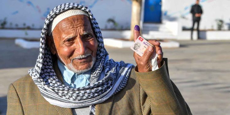 على طريقة البوعزيزي.. وفاة شاب تونسي أضرم النار بنفسه
