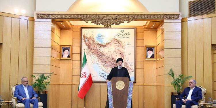 خطأ بروتوكول في إيران يثير جدلاً على مواقع التواصل