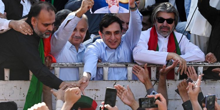 محكمة باكستانية تقبل طعن عمران خان بالسجن 14 عاماً