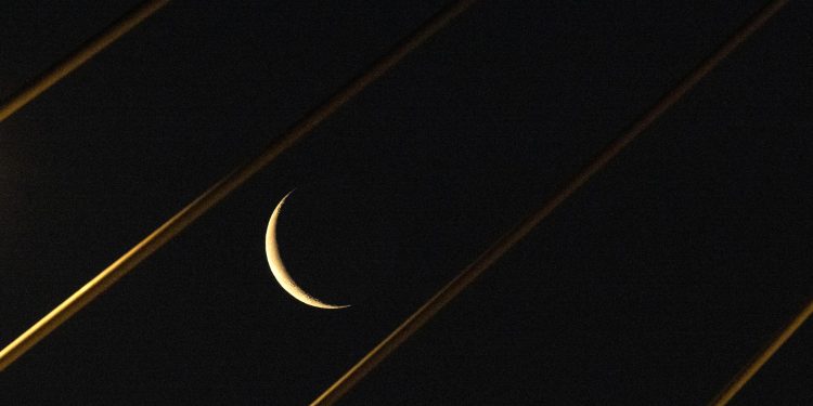 المحكمة العليا السعودية تدعو إلى تحري رؤية الهلال مساء غدٍ الإثنين
