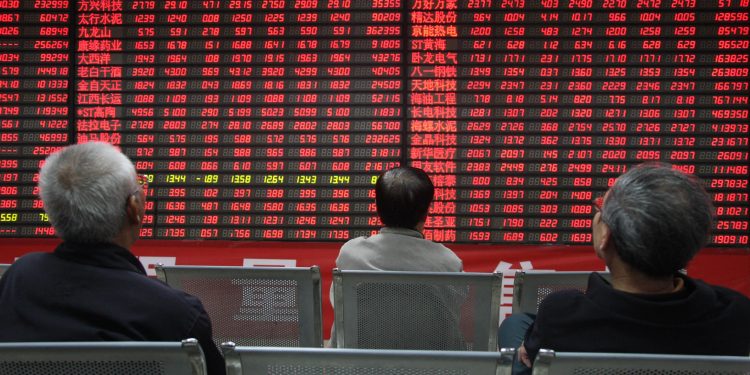 تريُّث التعامل بالأسهم الأوروبية: بعض الانفراجات تحدّ من الخسائر