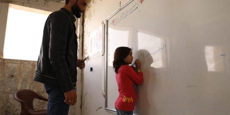 إدلب.. معلمون قلقون وطلاب مهددون بالأمية بعد توقف دعم منظمات تعليمية