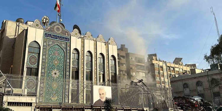 إيران تُحقق بخرق استخباراتي بعد استهداف سفارتها في دمشق