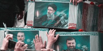 جنازة طويلة وحضور حاخامات.. هكذا شُيع الرئيس الإيراني ومرافقيه