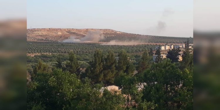 آثار قصف تركي على قرية في ريف منبج بريف حلب الشرقي ـ (الصفحة الرسمية للمجلس العسكري لمدينة منبج وريفها على فايسبوك)