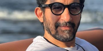 فيديو لأحمد حلمي وشبيهه يطرح تساؤلات من المتابعين