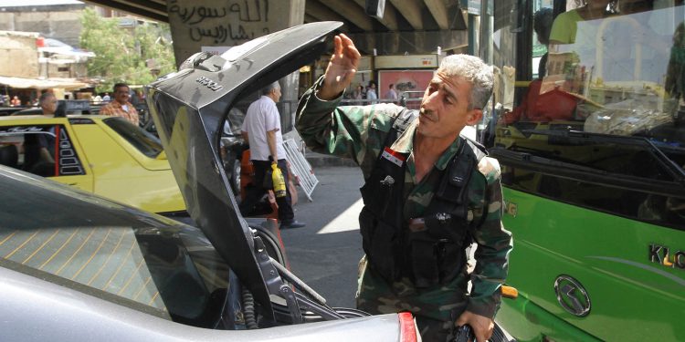 القوات الحكومية السورية تعتقل شخصاً بدير الزور