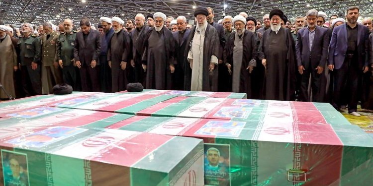 الإيرانيون يشيّعون رئيسي ومرافقيه في العاصمة طهران