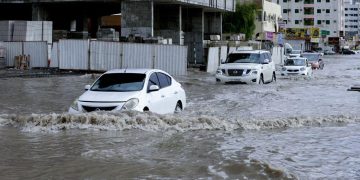 أمطار غزيرة تشل الحركة في الإمارات 