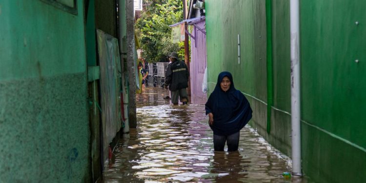 15 شخصاً قضوا في انزلاقات للتربة في إندونيسيا