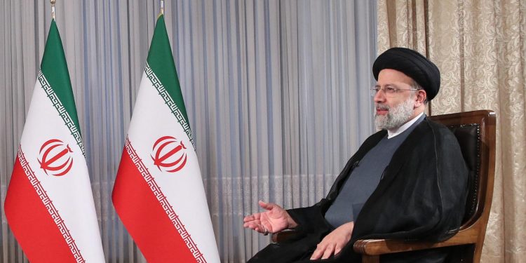 رويترز عن مسؤول إيراني: حياة الرئيس ووزير الخارجية بخطر بعد حادث المروحية