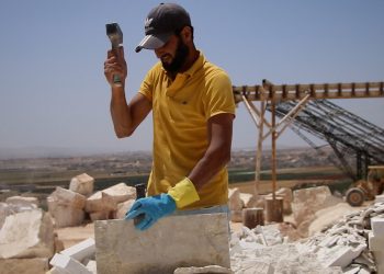 عامل في مقلع للحجارة، ريف إدلب شمال غربي سوريا، (963+)
