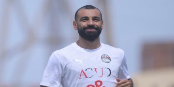 صحيفة بريطانية: محمد صلاح تراجع عن عقد مع برشلونة