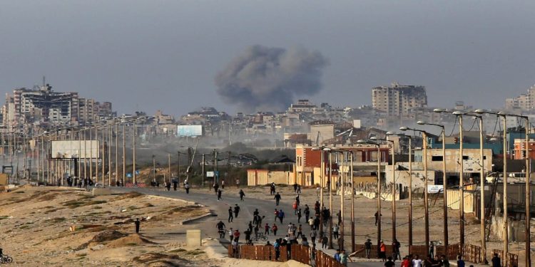 استمرار القصف الإسرائيلي على غزة وتوتر على الحدود اللبنانية