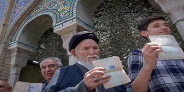 بزشكيان يتقدم على جليلي في النتائج الأولية لانتخابات الرئاسة الإيرانية