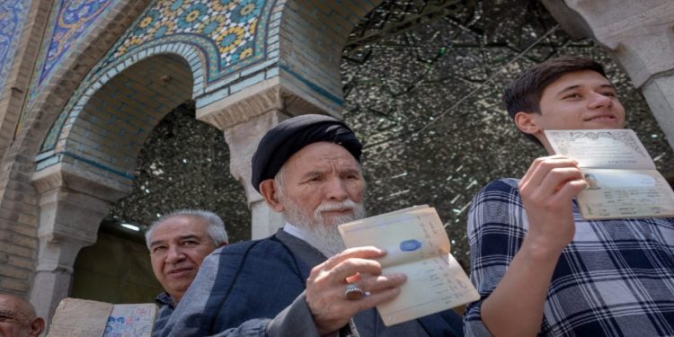 بزشكيان يتقدم على جليلي في النتائج الأولية لانتخابات الرئاسة الإيرانية