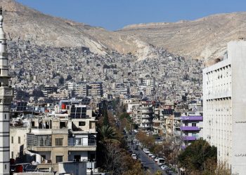 حافلات تقل زواراً إيرانيين تدخل الأراضي السورية