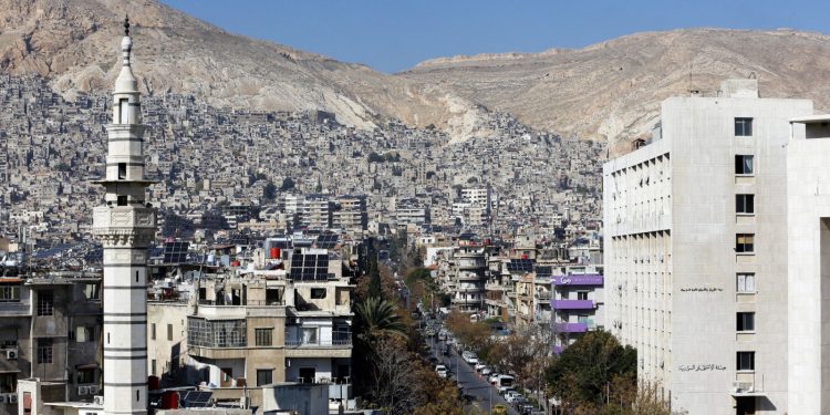 حافلات تقل زواراً إيرانيين تدخل الأراضي السورية
