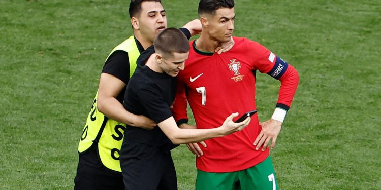 رونالدو ورفاقه إلى الدور الثاني من بطولة “اليورو”