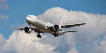 بوينغ في موقف محرج مجدداً.. طائرتها تطلب هبوطاً اضطرارياً