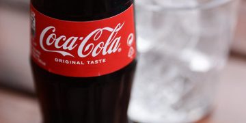 لماذا سحبت فرنسا عبوات “كوكاكولا” من أسواقها؟