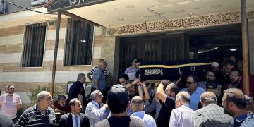 تغطية إعلامية غائبة.. تشييع جثمان لونا الشبل إلى إحدى مقابر دمشق