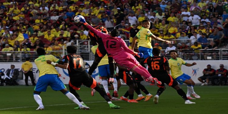 البرازيل تتأهل لدور الثمانية في كوبا أميركا
