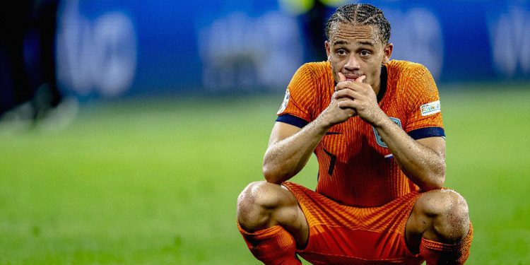 مانشستر يونايتد مستمر في سباق التعاقد مع الهولندي تشافي سيمونز