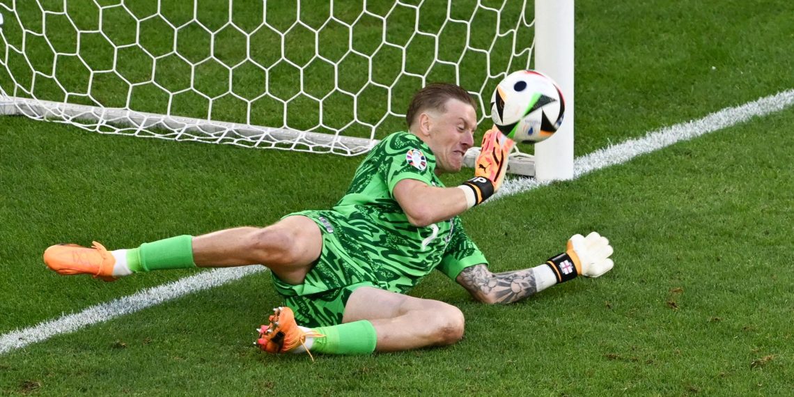 قنينة مياه بيد حارس منتخب إنجلترا تثير جدلاً