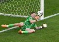 قنينة مياه بيد حارس منتخب إنجلترا تثير جدلاً